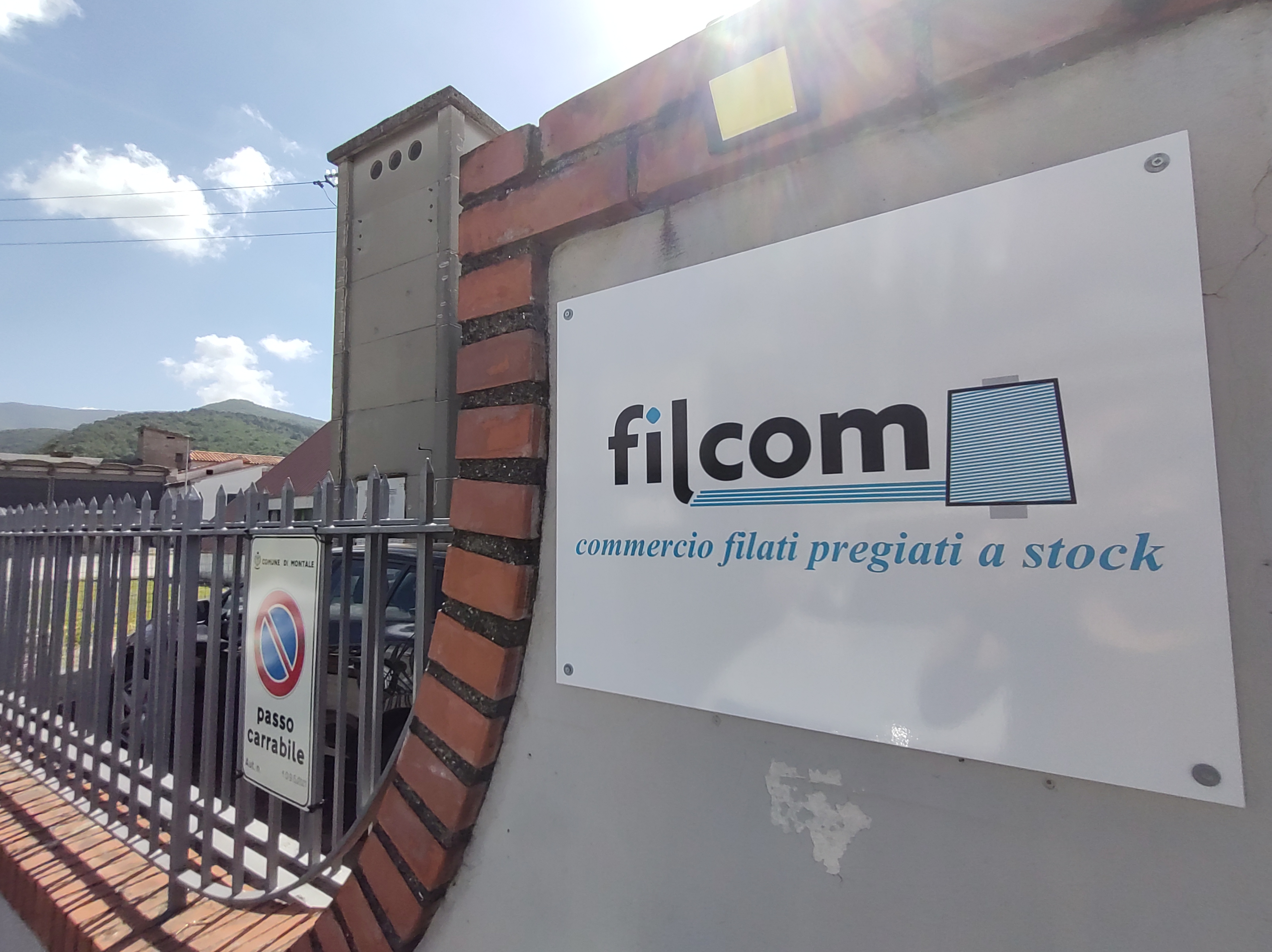 Insegna FILCOM — commercio filati pregiati a stock